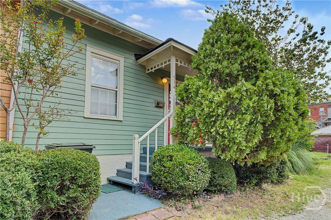 534 E Gordon LN, Savannah, GA 31401 — photo 1 of 16